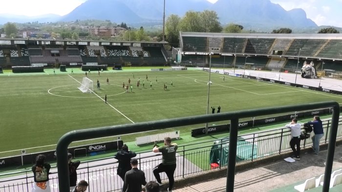 avellino squadra in campo tifosi sugli spalti ecco il pomeriggio al partenio