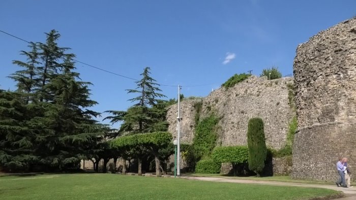 in sella ad uno scooter elettrico in tutta la penisola tappa campana ad ariano