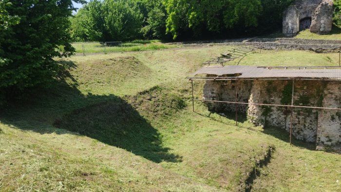 antica abellinum taglio dell erba e pulizia dell area spagnuolo una priorita