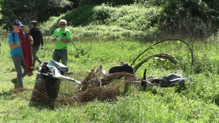 avellino legambiente e volontari puliscono l area del fenestrelle