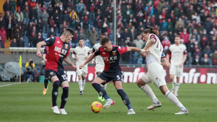 il napoli vince e fa un regalo alla salernitana genoa ad un passo dalla serie b