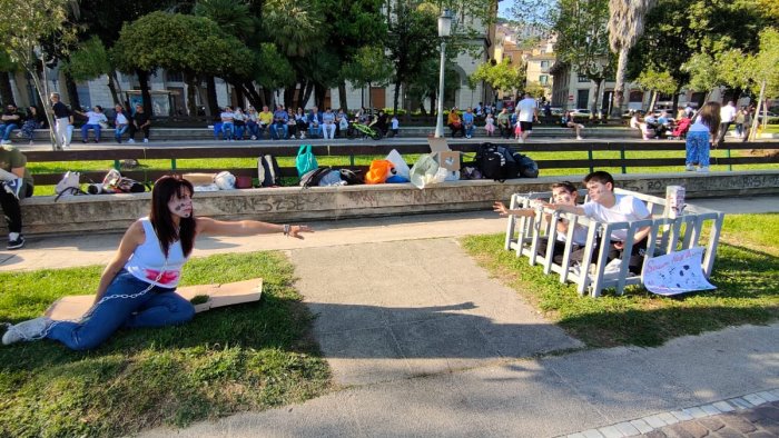 salerno animal save performance di sensibilizzazione sul lungomare