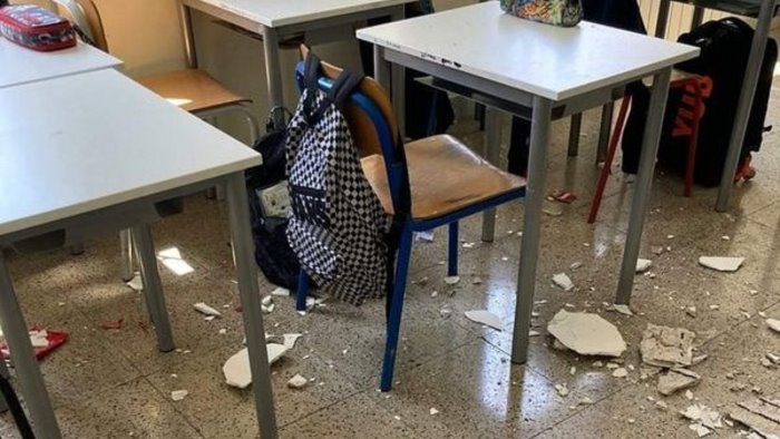 crollo in una scuola a caivano per fortuna i bambini erano in sala mensa