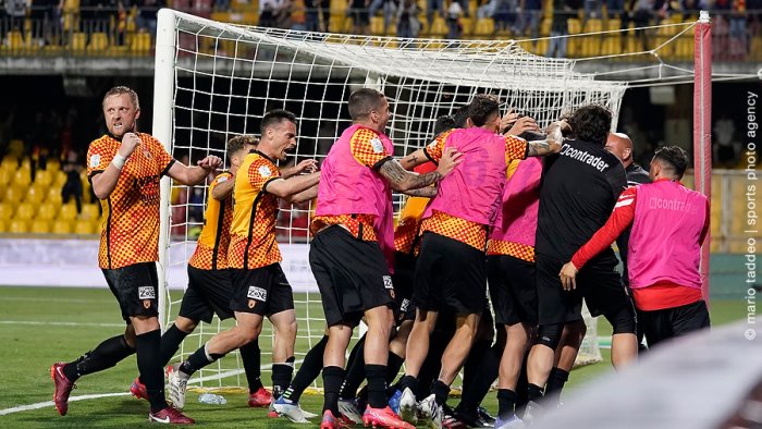 benevento pisa la semifinale d andata e giallorossa le foto del match