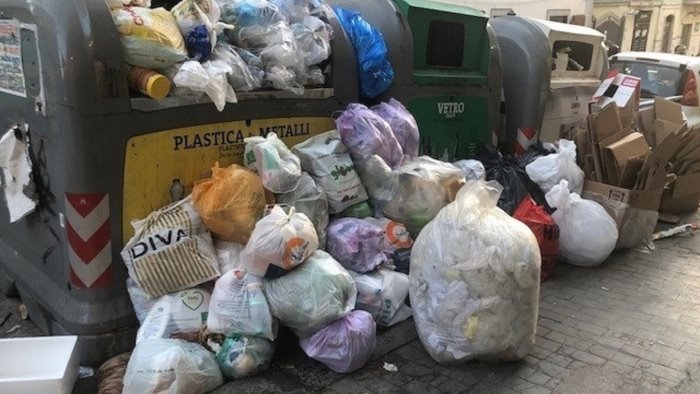 napoli municipalita collinare ritorna l incubo spazzatura