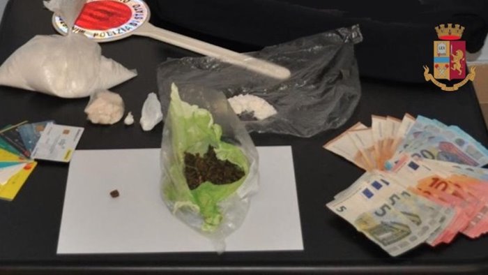 nasconde cocaina e hashish in un mobile del bagno arrestato 34enne