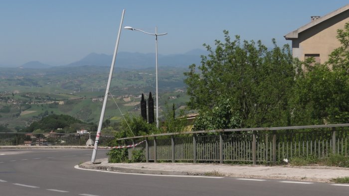 ariano il palo sta crollando lo legano con una corda lasciandolo in bilico