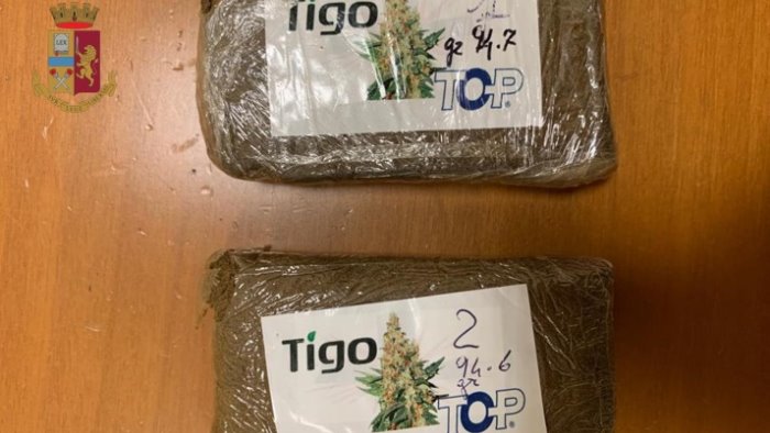 ai domiciliari sorpreso con 190 grammi di hashish arrestato dalla polizia