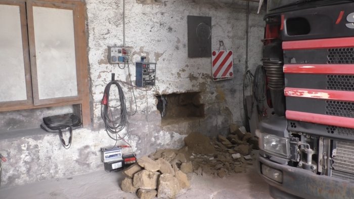 foro nel muro dell autofficina per mettere a segno il furto in tabaccheria