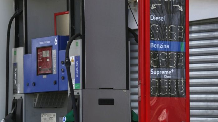 carburanti da cdm via libera a proroga taglio accise fino a 8 luglio