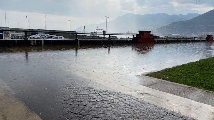 bomba d acqua su salerno allagamenti in citta