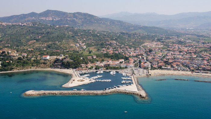 casal velino al via la rimozione della posidonia dal litorale