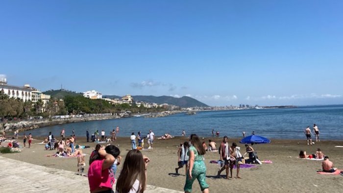 salerno anticipo d estate primi bagni sulla spiaggia di santa teresa