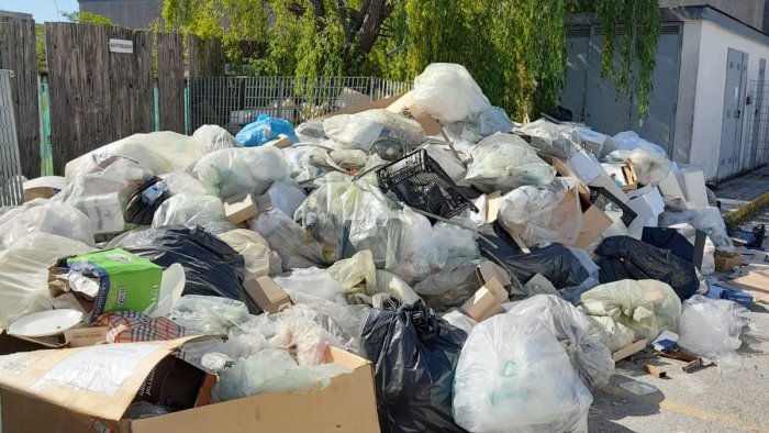 ancora incivilta a salerno scoperta mini discarica nella zona industriale