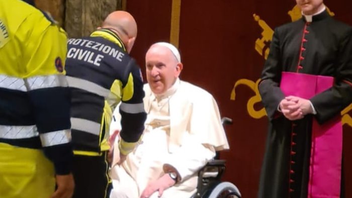 papa francesco incontra gli angeli della protezione civile un irpino in udienza