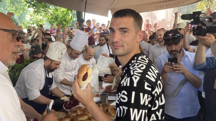 salernitana bonazzoli mantiene la promessa brioche con il gelato per tutti