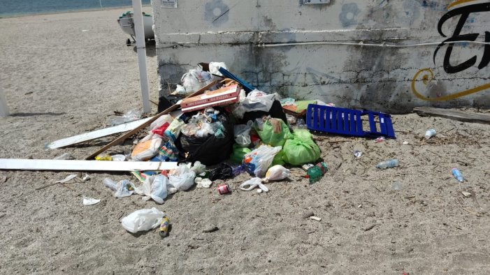 spiagge nel mirino di incivili basterebbe un pizzico di rispetto in piu