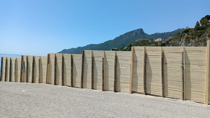 staccionata fuorilegge alla spiaggia baia i cittadini chiedono la rimozione