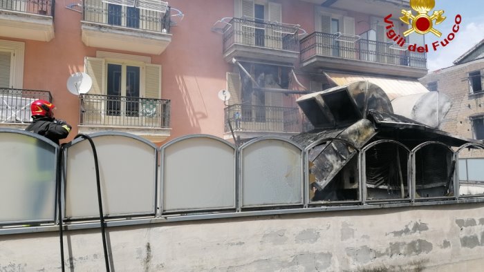 incendio ai motori dell aria condizionata di un negozio palazzo evacuato