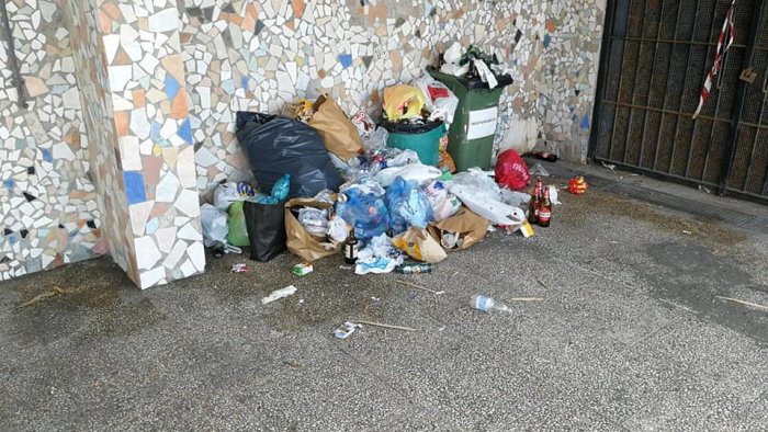 spiaggia di torrione rifiuti sull arenile e nella struttura scatta la bonifica