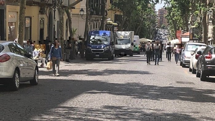 napoli il vomero invaso da una pletora di accattoni e questuanti