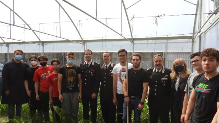 carabinieri in cattedra a scuola un progetto in materia di agraria e ambiente