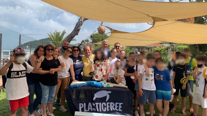 plastic free bambini in spiaggia a castellabate per la pulizia