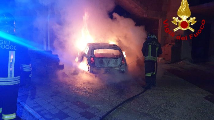 incendio nella notte brucia auto a montefredane