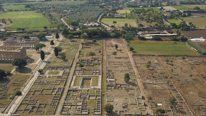 champagneria abusiva a paestum scattano i sigilli