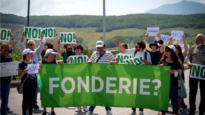 no alle fonderie pisano presidio a buccino presente anche il sindaco parisi