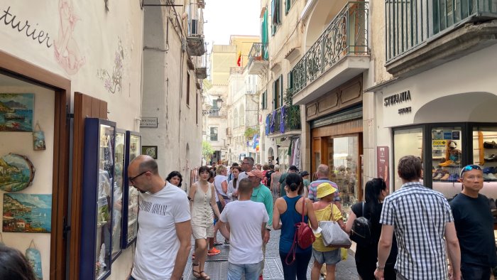 amalfi e costiera anticipo d estate folla di turisti e tutto esaurito