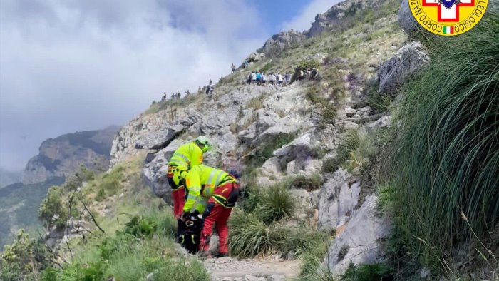 cade lungo il sentiero degli dei trasportata in ospedale con l elisoccorso