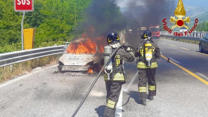 auto prende fuoco sull a16 grande spavento per due persone a bordo