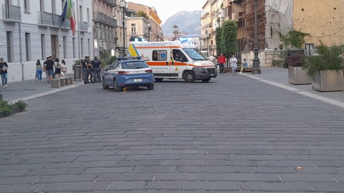 paura al corso di avellino donna colpita dal marito con una testata al volto