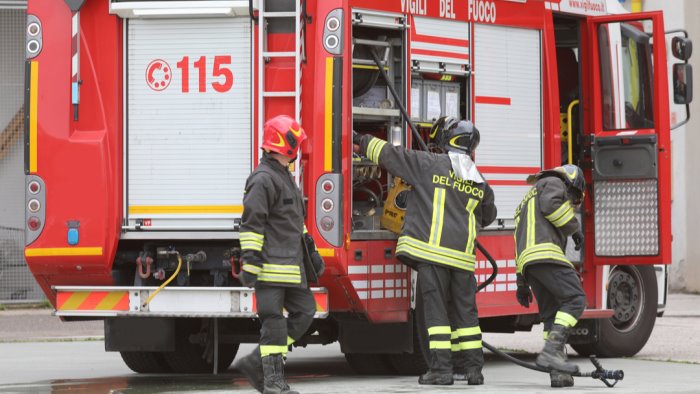 auto in fiamme a giungano paura nei pressi della scuola