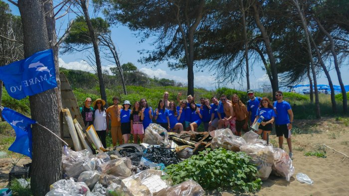 capaccio volontari recuperano dalla spiaggia oltre 400kg di rifiuti