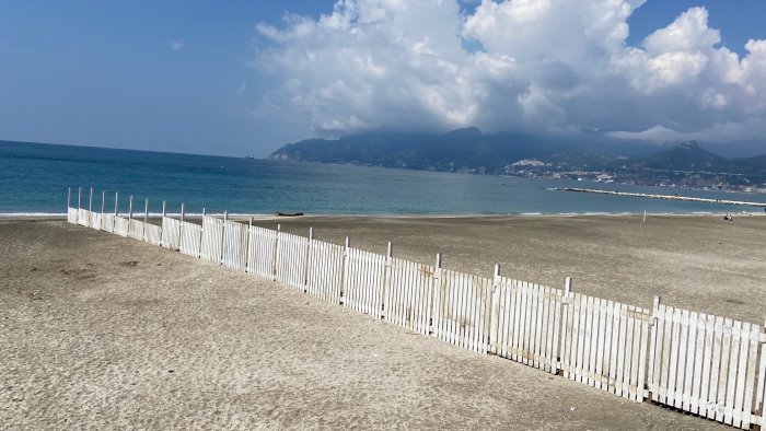 spiagge senza staccionate a salerno arriva l ordinanza smonta palizzate