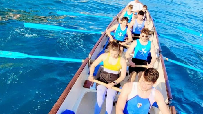 amalfi la regata storica delle antiche repubbliche marinare si tinge di rosa