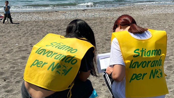 vietri sul mare legambiente 1 058 rifiuti in 100 metri di spiaggia libera