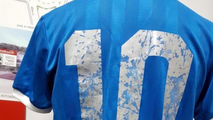 maradona la maglia della mano de dios venduta per 8 8 milioni di euro