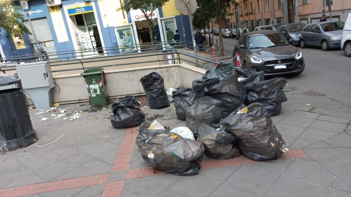 sacchi di rifiuti abbandonati in piazza malta autore individuato e sanzionato