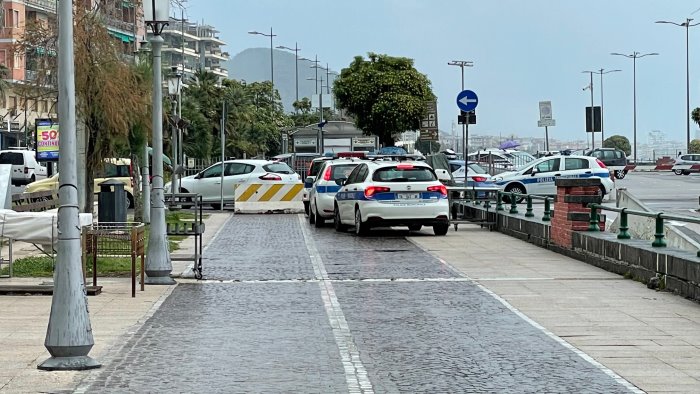 salerno tensione sul lungomare tra vigili e ambulanti