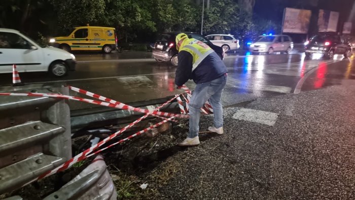 perde il controllo dell auto e si schianta contro il guard rail