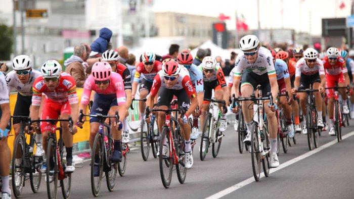 arriva il giro d italia sant angelo dei lombardi si tinge di rosa