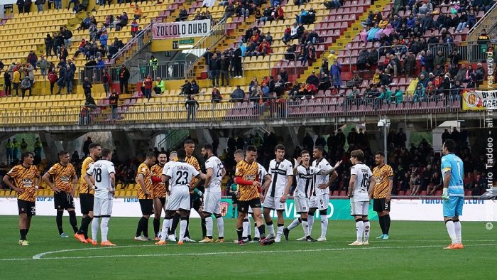 il benevento evita la sconfitta col parma al vigorito termina 2 2