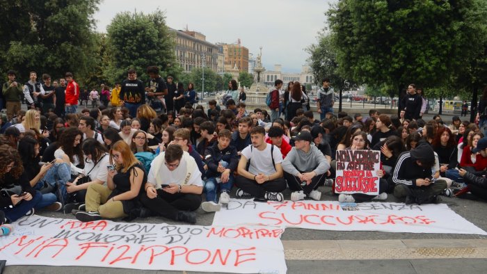 napoli protesta degli studenti del liceo genovesi dateci la succursale