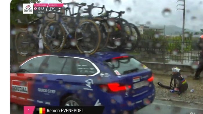 giro d italia il campione evenepoel cade a venticano colpa di un cane