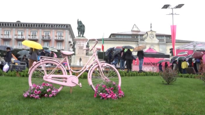 giro d italia in irpinia festa ad atripalda oltre la pioggia