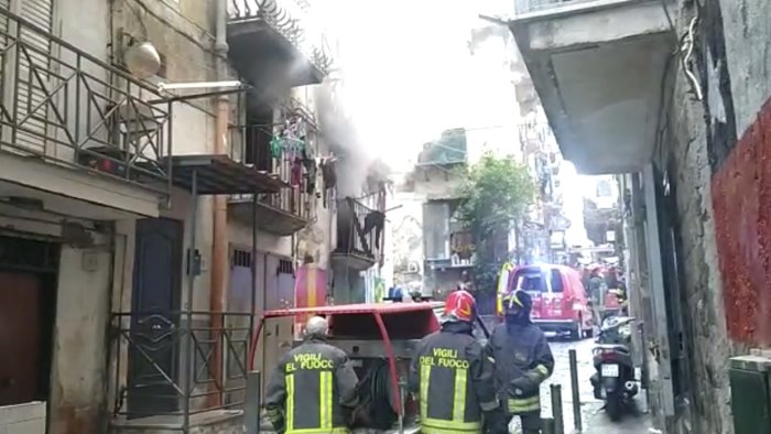 quartieri spagnoli rogo in un palazzo messe in salvo 50 persone un inferno