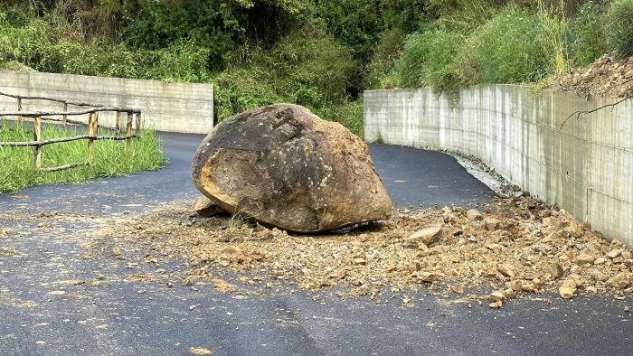 frana a lustra grosso masso viene giu dalla montagna